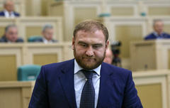 В России во время заседания Совета Федерации задержали сенатора по подозрению в организации двойного убийства - Copyright https://news.pn