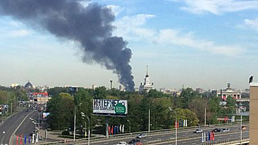 В Москве произошел масштабный пожар, дым виден на Параде Победы – возгорание пытаются затушить вертолетами - Copyright https://news.pn
