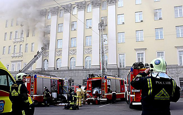 Пожарные завершили работу в центре Москвы, здание минобороны сгорело