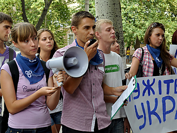 В Николаеве молодежь призывала милицию «служить народу Украины», вручая облУВД «желтую карточку» - Copyright https://news.pn