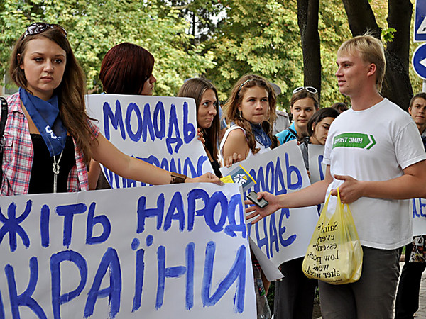 В Николаеве молодежь призывала милицию «служить народу Украины», вручая облУВД «желтую карточку» - Copyright https://news.pn