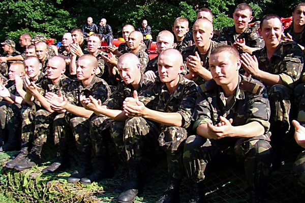 Das Militärpersonal von Nikolaev und die Mitglieder ihrer Familien haben mit Liedern und dancings - Copyright https://news.pn