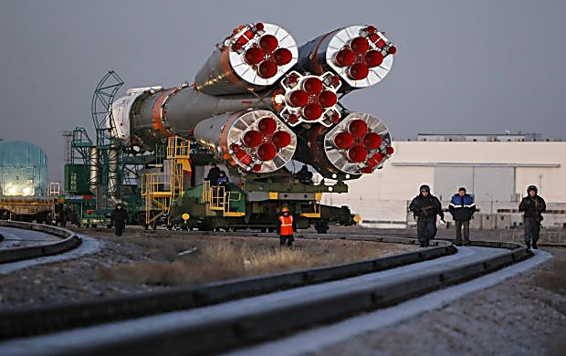 Ракета-носитель с пилотируемым кораблем «Союз» установлена на стартовый стол