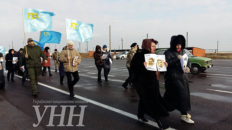 Крымские татары вышли с плакатами на правозащитную акцию «Крым — территория бесправия»