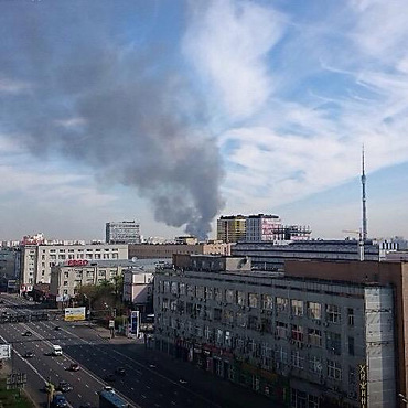 В Москве произошел масштабный пожар, дым виден на Параде Победы – возгорание пытаются затушить вертолетами - Copyright https://news.pn