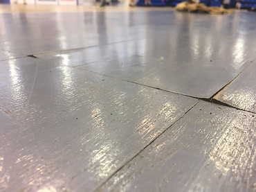 В сети появились фото последствий затопления дождём паркета баскетбольного зала в николаевском спорткомплексе «Надежда» - Copyright https://news.pn