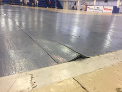 В сети появились фото последствий затопления дождём паркета баскетбольного зала в николаевском спорткомплексе «Надежда» - Copyright https://news.pn