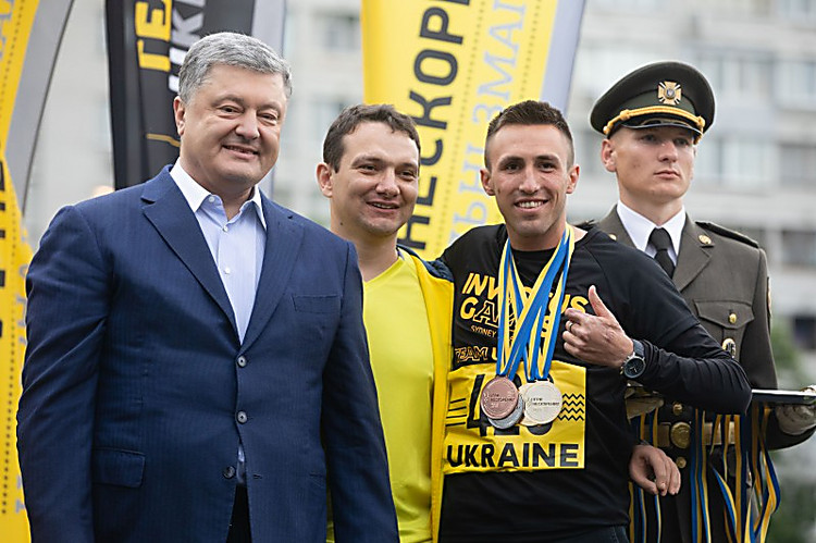 В Украине на закрытии «Ігор нескорених 2018» победитель отказался жать руку Порошенко - Copyright https://news.pn