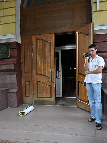 В Николаеве молодежь призывала милицию «служить народу Украины», вручая облУВД «желтую карточку» - Copyright https://news.pn