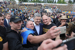 В Украине на закрытии «Ігор нескорених 2018» победитель отказался жать руку Порошенко - Copyright https://news.pn