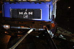 На перегоне в Широкой Балке грузовик «MAN» въехал в «отбойник» - Copyright https://news.pn