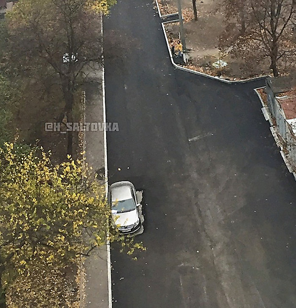 В Харькове коммунальщики не нашли владельца припаркованного автомобиля и положили асфальт вокруг машины - Copyright https://news.pn
