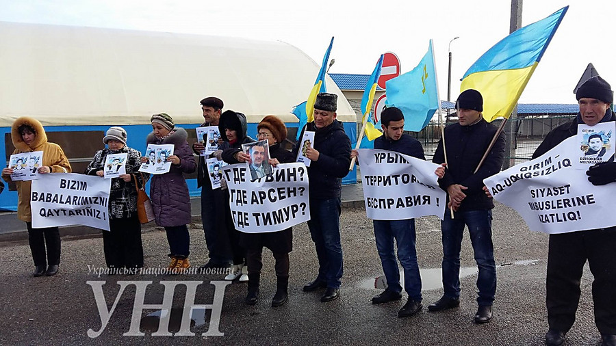 Крымские татары вышли с плакатами на правозащитную акцию «Крым — территория бесправия»