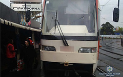 В столичном трамвае лопнул тормозной диск, металлический обломок влетел в салон и ранил женщине ноги - Copyright https://news.pn