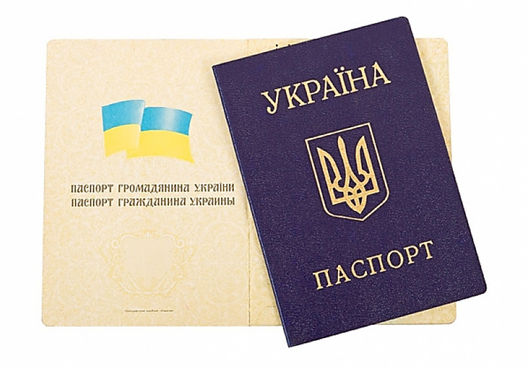 Жителям неподконтрольных территорий с апреля будут выдавать украинские паспорта