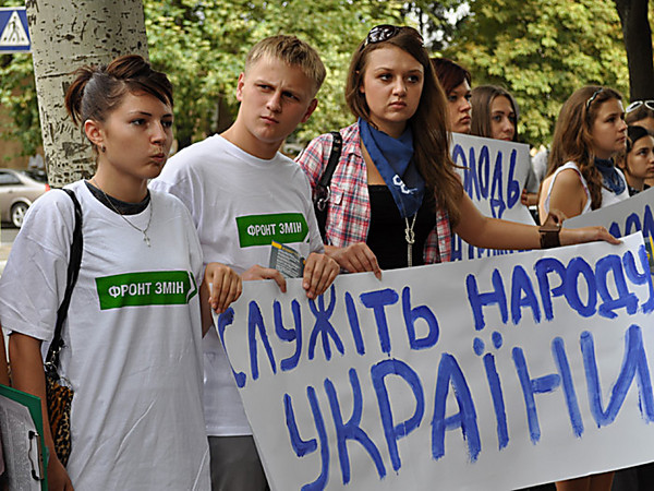 В Николаеве молодежь призывала милицию «служить народу Украины», вручая облУВД «желтую карточку» - Copyright https://news.pn