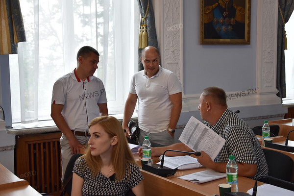 Мэр Сенкевич прервал сессию и поехал к жителям домов «Гуртожитка», которые перекрыли улицу Курортную - Copyright https://news.pn