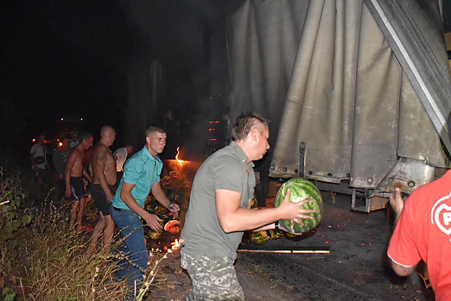 Неподалеку от крымской границы загоревшуюся фуру тушили арбузами