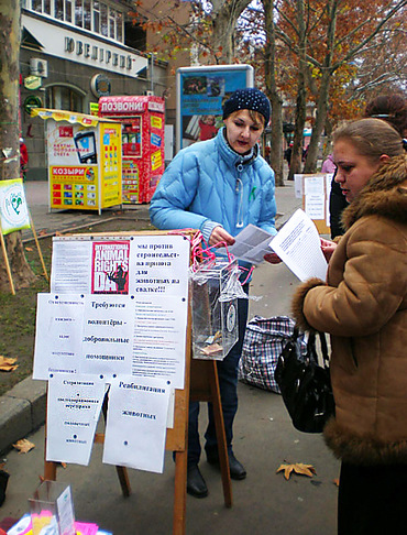 In Nikolaev sammeln Unterschriften gegen den Aufbau eines Schutz für Tiere auf einer Müllkippe - Copyright https://news.pn