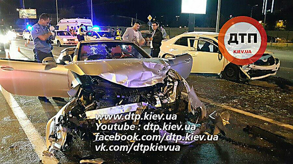 В Киеве нетрезвый шофёр Mercedes протаранил Тоёта, пострадали семь человек
