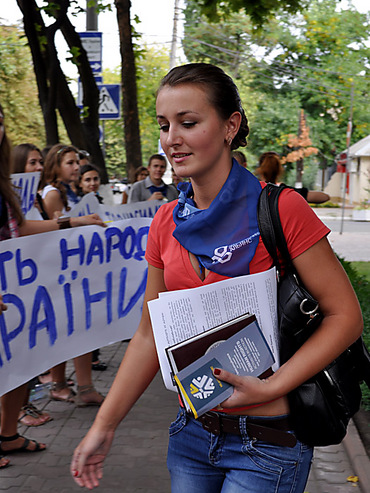 В Николаеве молодежь призывала милицию «служить народу Украины», вручая облУВД «желтую карточку» - Copyright https://news.pn