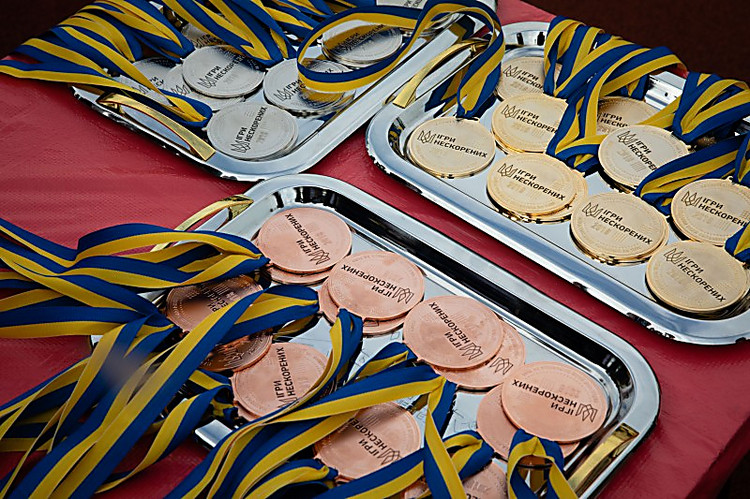 В Украине на закрытии «Ігор нескорених 2018» победитель отказался жать руку Порошенко - Copyright https://news.pn
