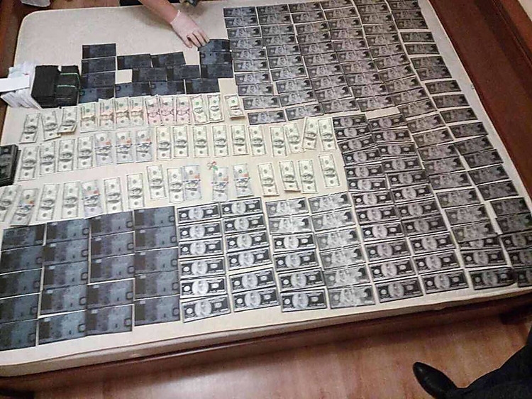 На Прикарпатье задержали иностранцев с сотнями тыс. фальшивой валюты
