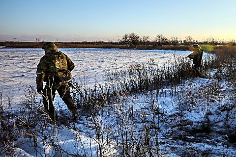 Трое морских пехотинцев в Донбассе подорвались на растяжке