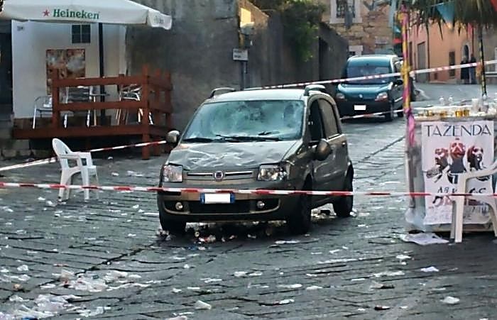 На Сардинии около 30 человек пострадали из-за въехавшей в толпу машины
