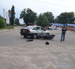 В понедельник, 6 августа, в пгт Братское на перекрестке улиц Воронина и Некрасова произошло дорожно-транспортное происшествие с участием автомобиля «Opel Vectra» и мотоцикла «Musstang».
