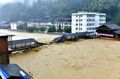 В провинции Гуйчжоу в Юго-Западном Китае уже два дня подряд идут сильные ливни, которые вызвали наводнения. Вода оставила без крова почти 50 тысяч человек.