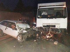 В пгт Александровка Вознесенского района ночью 18 июля после лобового столкновения с грузовиком пострадал водитель «ВАЗ».