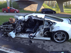 Жуткая авария произошла утром 1 мая на бориспольской трассе. Девушка за рулем Audi R8 на огромной скорости влетела в маркировочный автомобиль дорожной службы, наносящий разметку.