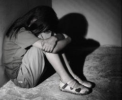В Витовском районе Николаевской области в полицию доставили 15-летнего подростка, который подозревается в изнасиловании своей 8-летней родственницы.