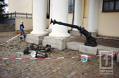 Вандалы уничтожили старинный фонарь с тремя светильниками, располагавшийся среди ансамбля колонн Воронцовского дворца.