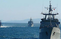 Россия сосредоточила в Азовском море близ Широкино около 30 кораблей с десантниками, сообщил боец батальона «Донбасс» Позывной Гал, который находится на передовой.