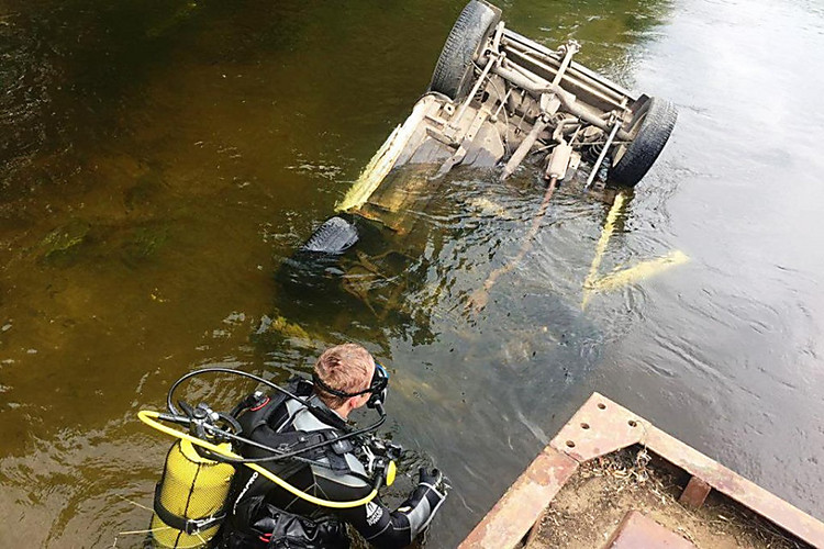 Нива упала в воду