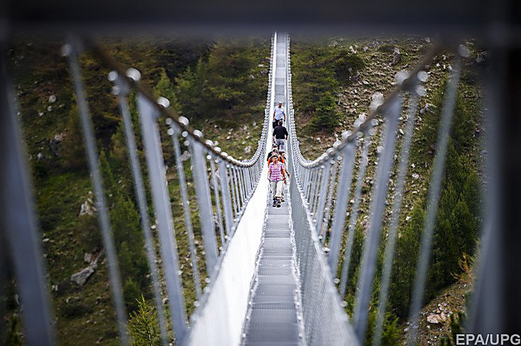 В Швейцарии открыли самый длинный в мире подвесной пешеходный мост
