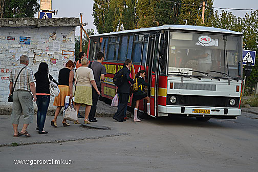 От остановки одновременно в одном направлении отъезжают два автобуса