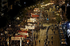 Вечером 17 ноября в городах Греции состоялись шествия молодежи, приуроченные к годовщине студенческого восстания в Политехническом университете в 1973 году. После демонстраций в Афинах, в городе Патры на Пелопоннесе и в Салониках начались массовые беспорядки.