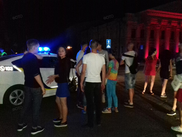 Толпа подростков прорывлась в Николаевский горсовет за рэпером Ярмаком после концерта – нескольких юных фанов задержала полиция - Copyright https://news.pn