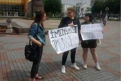В Ровно в субботу, 25 мая, двух человек, которые вышли на майдан Независимости с плакатами о Президенте Владимире Зеленском, забрали в полицию за несанкционированный митинг.