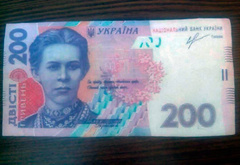 В Херсонской области полиция разоблачила 16-летнего студента из Скадовского района, который печатал фальшивые купюры номиналом 200 и 500 гривен на цветном принтере.