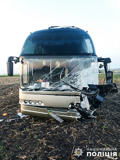 Возле села Лукашовка Первомайского района ночью 17 июля произошло дорожно-транспортное происшествие с участием легкового автомобиля и пассажирского автобуса. В результате аварии трое человек погибло, один находится в реанимации.