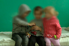 В городе Бердичеве в Житомирской области мать на два дня оставила своих трех детей одних в холодном доме. Из еды у детей была лишь миска с кашей и луком.