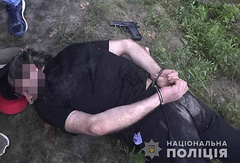В Киевской области полиция применила оружие для задержания группы бандитов, которые ограбили таксиста в селе Крюковщина, Святошинского района.
