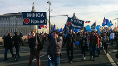 В Москве на Васильевском спуске у стен Кремля начинается митинг-концерт «Мы вместе», посвященный годовщине присоединения Крыма к России.