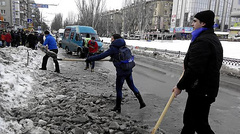 Николаевские активисты и неравнодушные граждане продолжают самостоятельно расчищать остановки общественного транспорта от снега и льда.