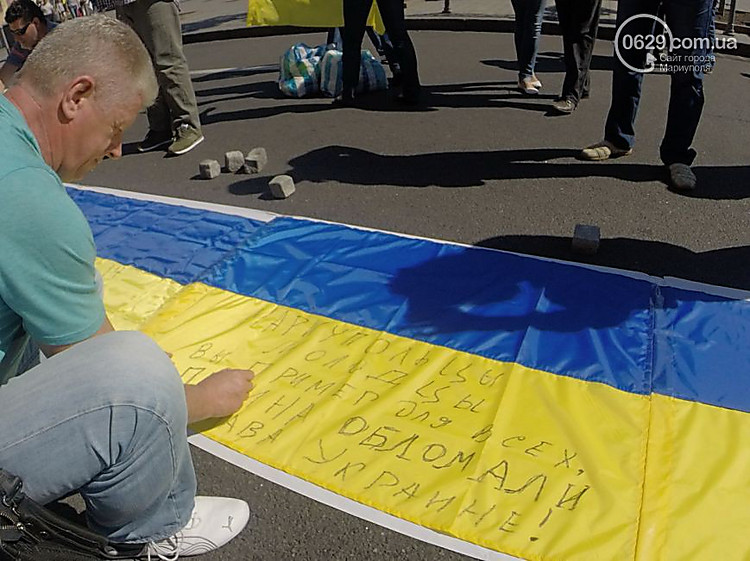 В Киеве выложили «километр флагов» для Мариуполя