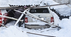 В Одессе в результате снежных завалов обрушился навес на автостоянке.